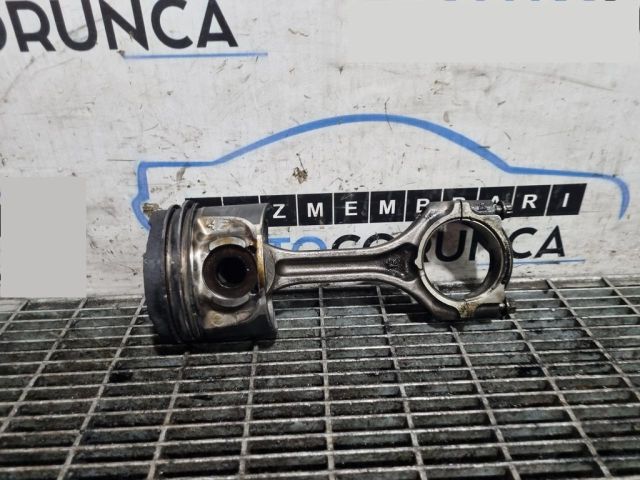 bontott MITSUBISHI OUTLANDER Dugattyú