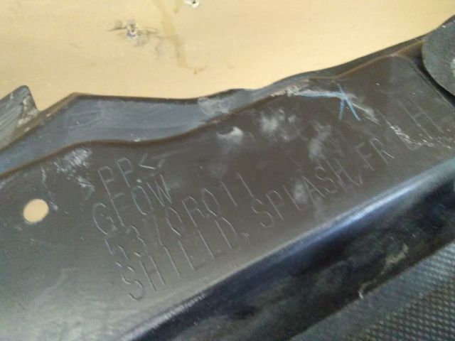 bontott MITSUBISHI OUTLANDER Bal első Dobbetét (Kerékjárati, Műanyag)