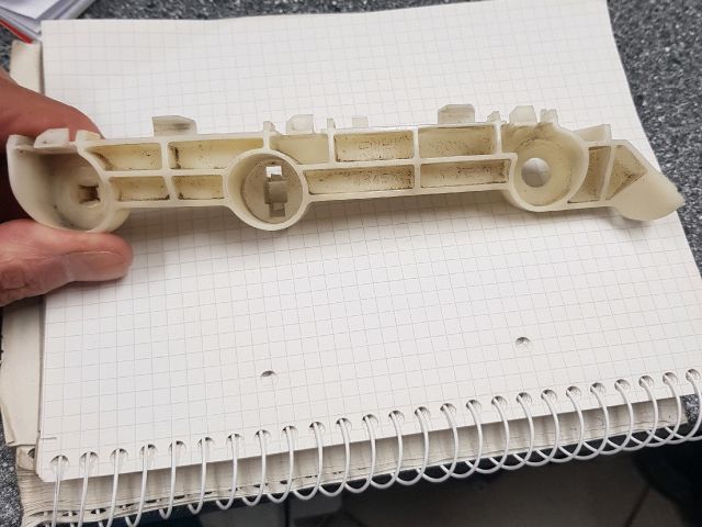 bontott MITSUBISHI OUTLANDER Bal első Lökhárító Tartó (Műanyag)