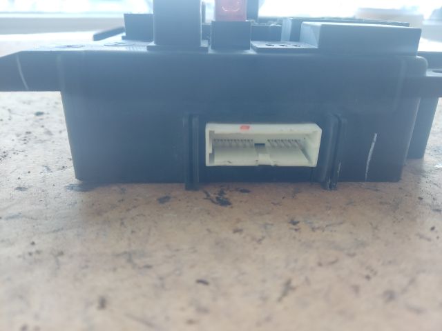 bontott MITSUBISHI OUTLANDER Biztosítéktábla Utastér