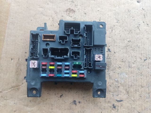 bontott MITSUBISHI OUTLANDER Biztosítéktábla Utastér