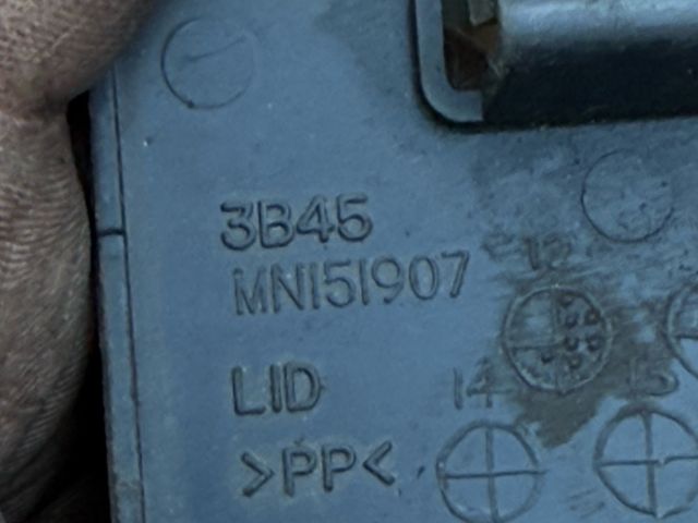 bontott MITSUBISHI OUTLANDER Csomagtérajtó Burkolat Alsó