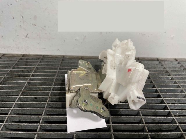 bontott MITSUBISHI OUTLANDER Csomagtérajtó Ütköző