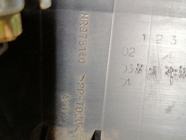 bontott MITSUBISHI OUTLANDER Első Tároló Rekesz