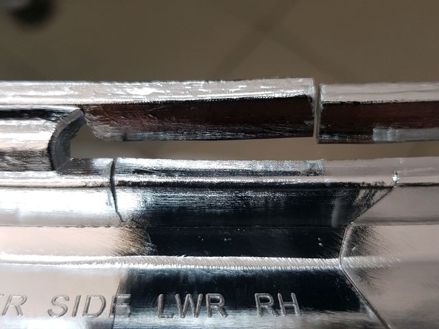 bontott MITSUBISHI OUTLANDER Jobb első Lökhárító Díszléc