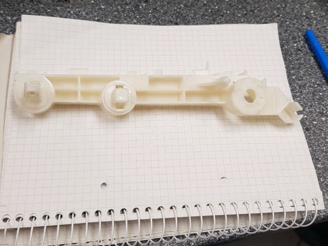 bontott MITSUBISHI OUTLANDER Jobb első Lökhárító Tartó (Műanyag)