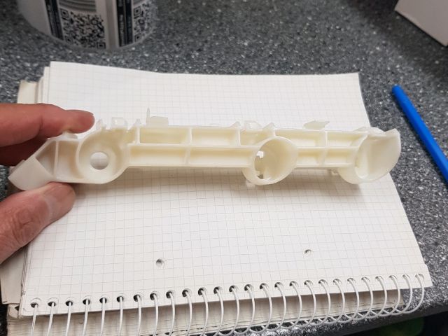 bontott MITSUBISHI OUTLANDER Jobb első Lökhárító Tartó (Műanyag)