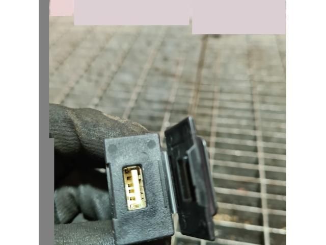 bontott MITSUBISHI OUTLANDER USB Aljzat