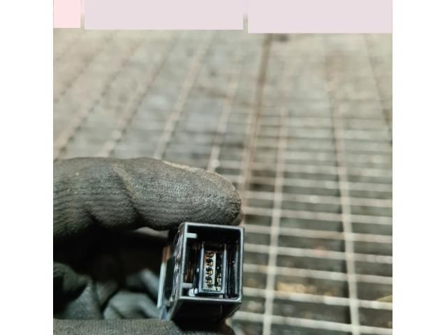 bontott MITSUBISHI OUTLANDER USB Aljzat