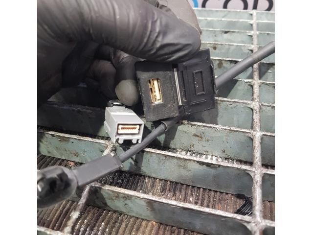 bontott MITSUBISHI OUTLANDER USB Aljzat