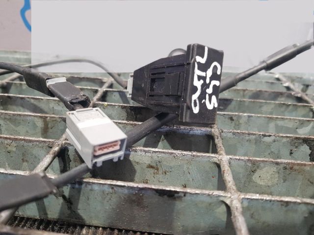 bontott MITSUBISHI OUTLANDER USB Aljzat