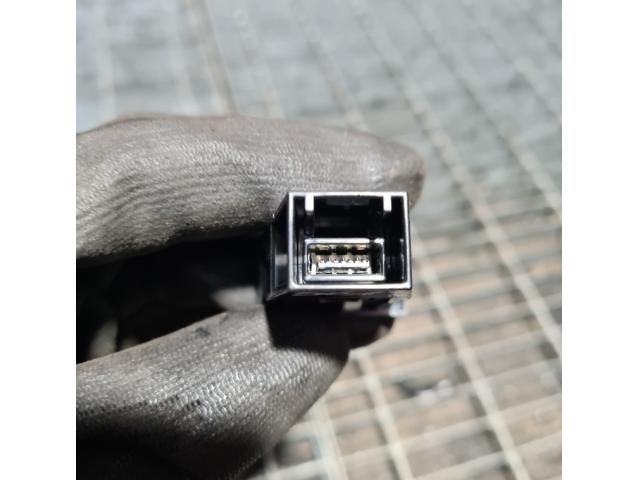 bontott MITSUBISHI OUTLANDER USB Aljzat