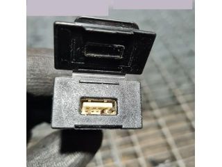 bontott MITSUBISHI OUTLANDER USB Aljzat