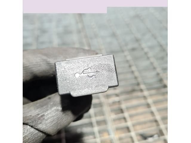 bontott MITSUBISHI OUTLANDER USB Aljzat