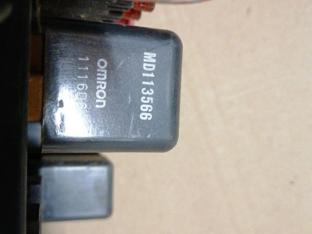 bontott MITSUBISHI PAJERO Biztosítéktábla Motortér