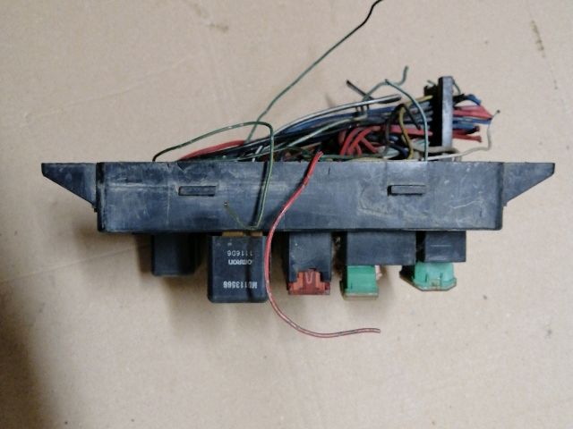 bontott MITSUBISHI PAJERO Biztosítéktábla Motortér