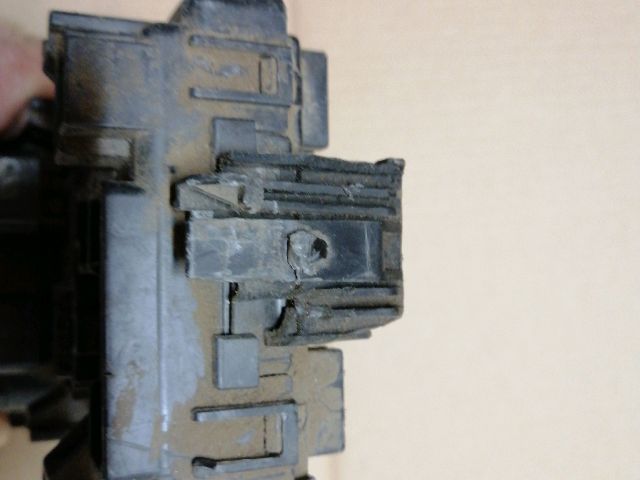 bontott MITSUBISHI PAJERO Biztosítéktábla Motortér