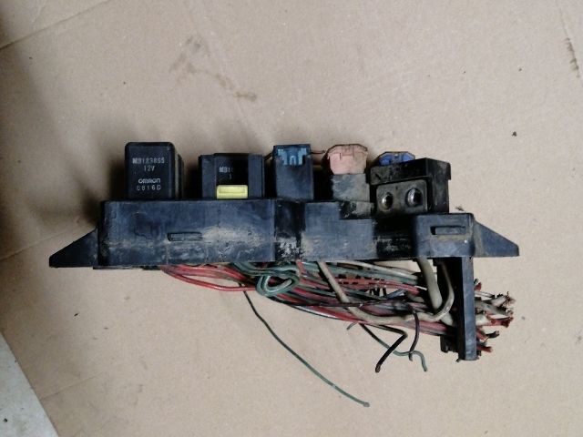 bontott MITSUBISHI PAJERO Biztosítéktábla Motortér