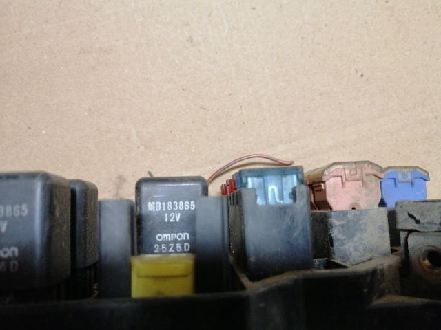 bontott MITSUBISHI PAJERO Biztosítéktábla Motortér