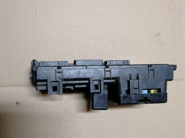 bontott MITSUBISHI PAJERO Biztosítéktábla Motortér