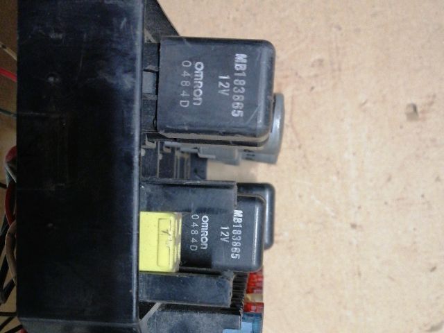 bontott MITSUBISHI PAJERO Biztosítéktábla Motortér