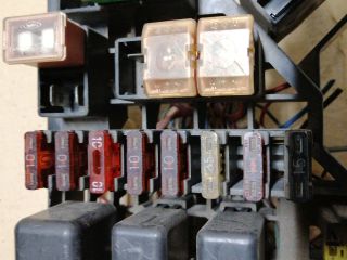 bontott MITSUBISHI PAJERO Biztosítéktábla Motortér