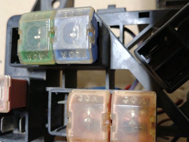 bontott MITSUBISHI PAJERO Biztosítéktábla Motortér