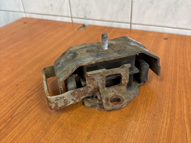 bontott MITSUBISHI PAJERO Motor Tartó Bak Bal