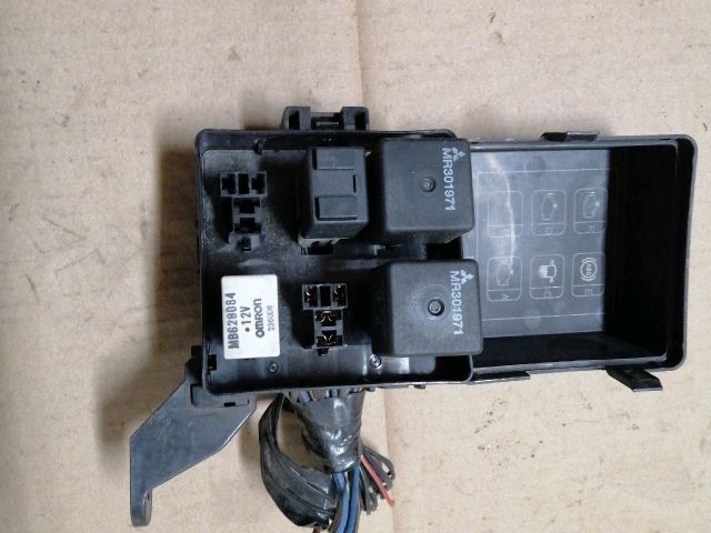 bontott MITSUBISHI PAJERO Biztosítéktábla Motortér