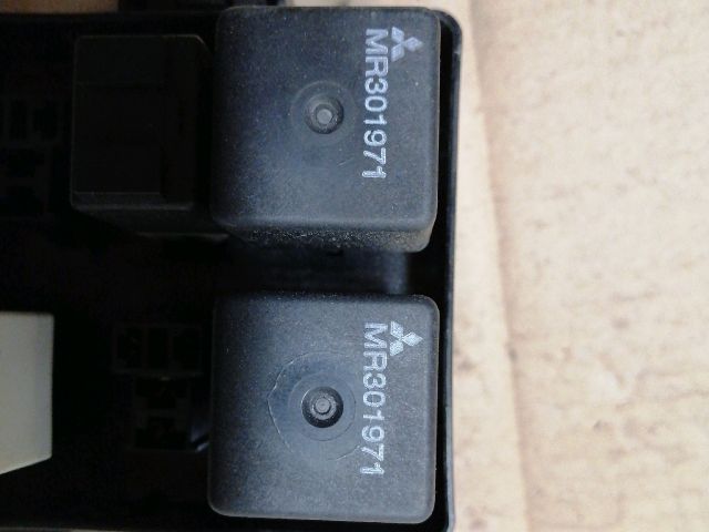 bontott MITSUBISHI PAJERO Biztosítéktábla Motortér