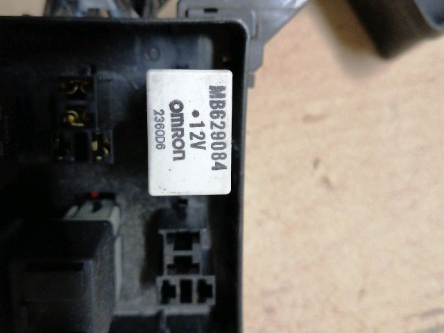 bontott MITSUBISHI PAJERO Biztosítéktábla Motortér