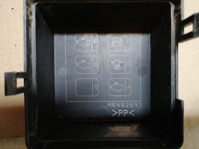 bontott MITSUBISHI PAJERO Biztosítéktábla Motortér