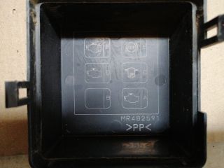 bontott MITSUBISHI PAJERO Biztosítéktábla Motortér