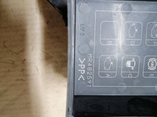 bontott MITSUBISHI PAJERO Biztosítéktábla Motortér