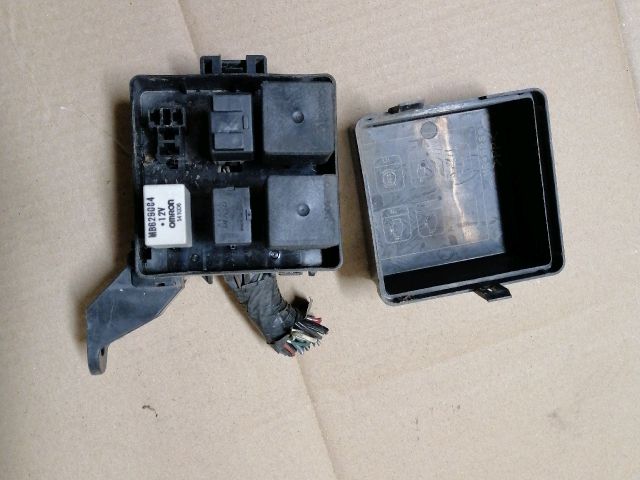 bontott MITSUBISHI PAJERO Biztosítéktábla Motortér