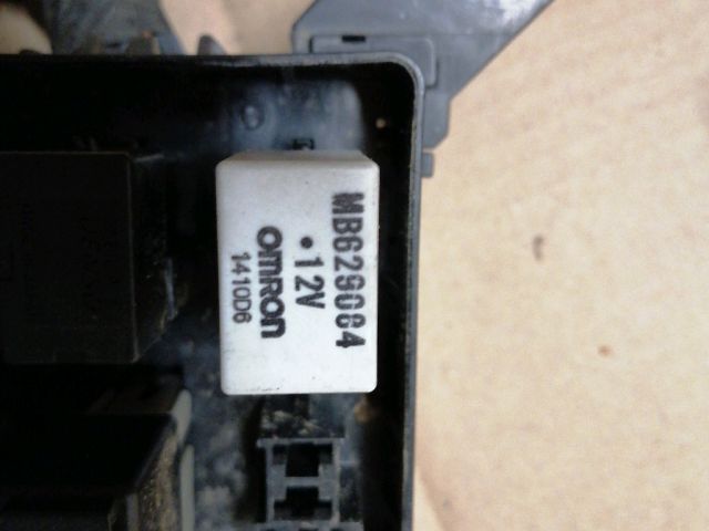 bontott MITSUBISHI PAJERO Biztosítéktábla Motortér