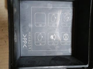 bontott MITSUBISHI PAJERO Biztosítéktábla Motortér