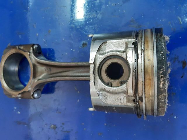 bontott MITSUBISHI PAJERO Dugattyú és Hajtókar