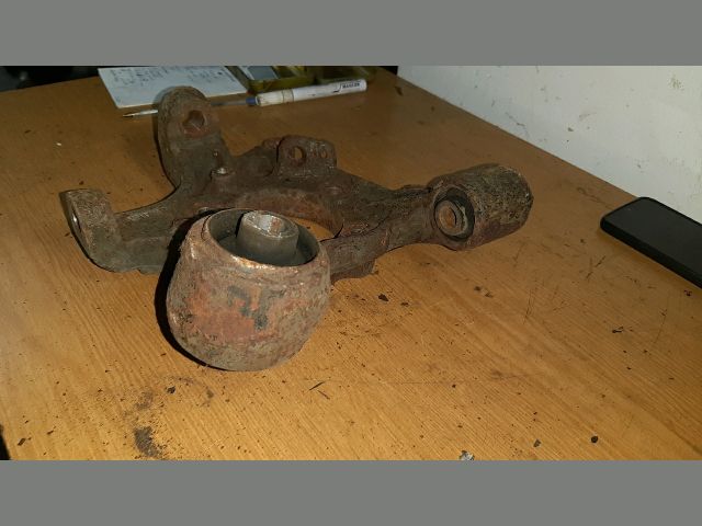 bontott MITSUBISHI PAJERO Jobb első Csonkállvány