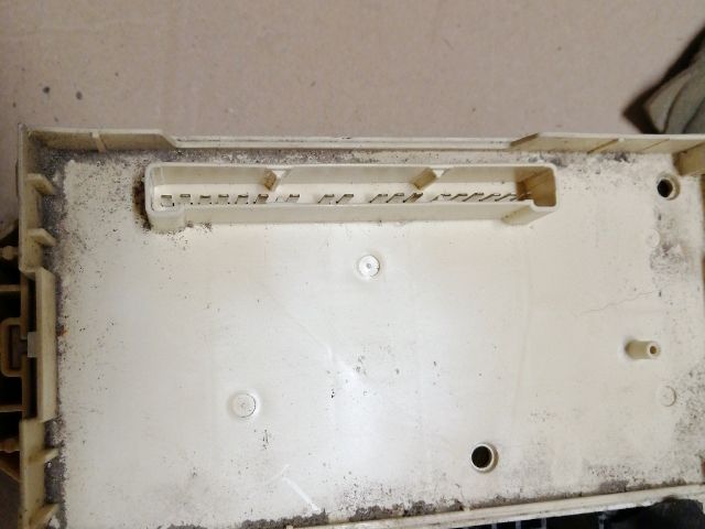 bontott MITSUBISHI PAJERO Biztosítéktábla Motortér