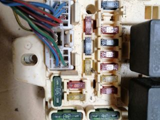 bontott MITSUBISHI PAJERO Biztosítéktábla Motortér