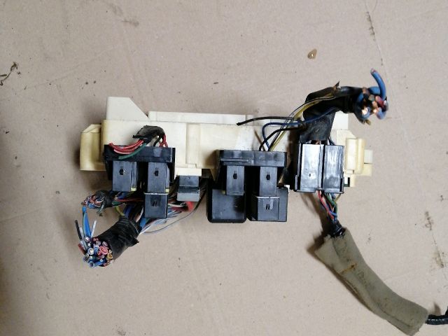 bontott MITSUBISHI PAJERO Biztosítéktábla Motortér