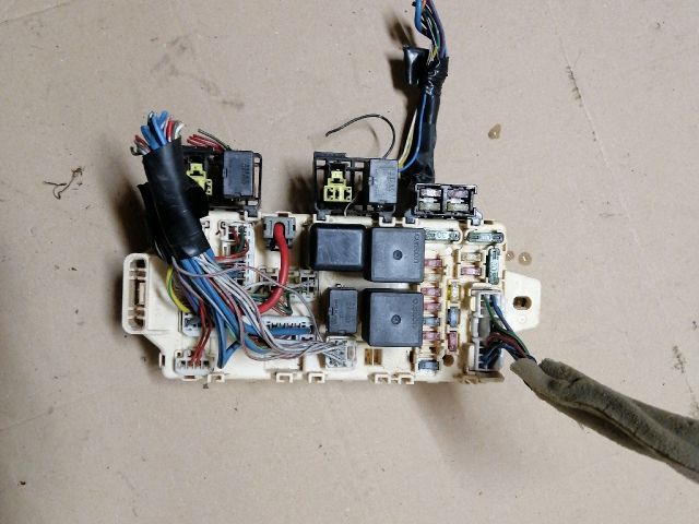 bontott MITSUBISHI PAJERO Biztosítéktábla Motortér