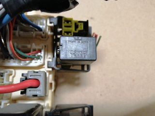 bontott MITSUBISHI PAJERO Biztosítéktábla Motortér