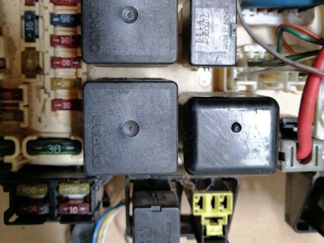 bontott MITSUBISHI PAJERO Biztosítéktábla Motortér