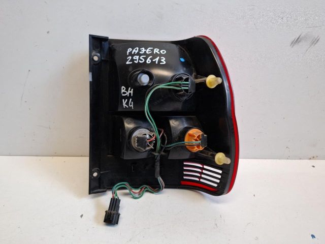 bontott MITSUBISHI PAJERO Bal Hátsó Lámpa