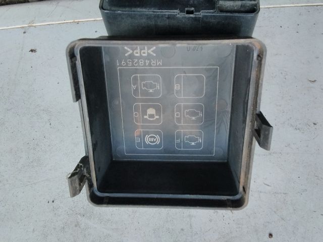 bontott MITSUBISHI PAJERO Biztosítéktábla Motortér