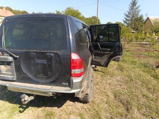 bontott MITSUBISHI PAJERO Csomagtérajtó (Részeivel)