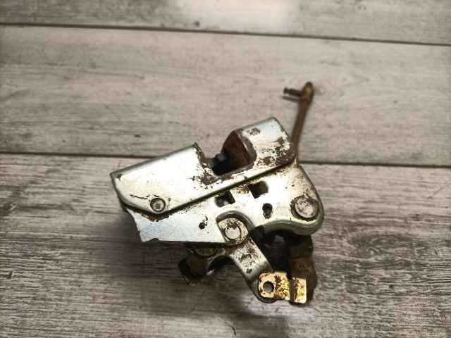 bontott MITSUBISHI PAJERO Csomagtérajtó Zárszerkezet