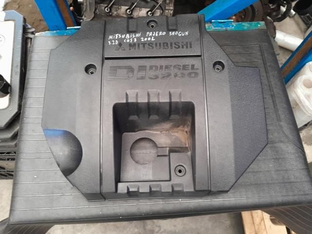 bontott MITSUBISHI PAJERO Felső Hűtőburkolat